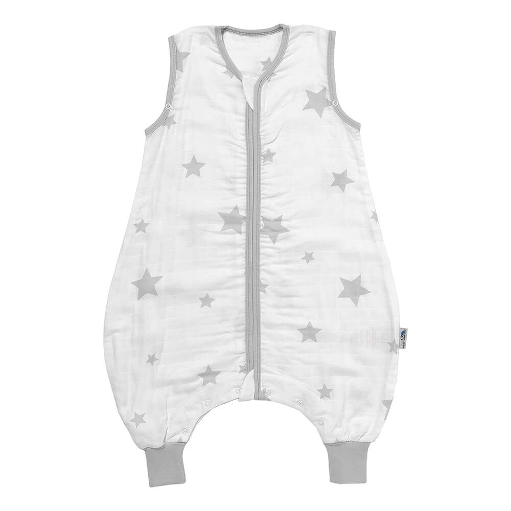 Baby-Schlafsack mit Füßen, weiß mit grauen Sternen. Reißverschluss, graue Bündchen. Musselin-Stoff.