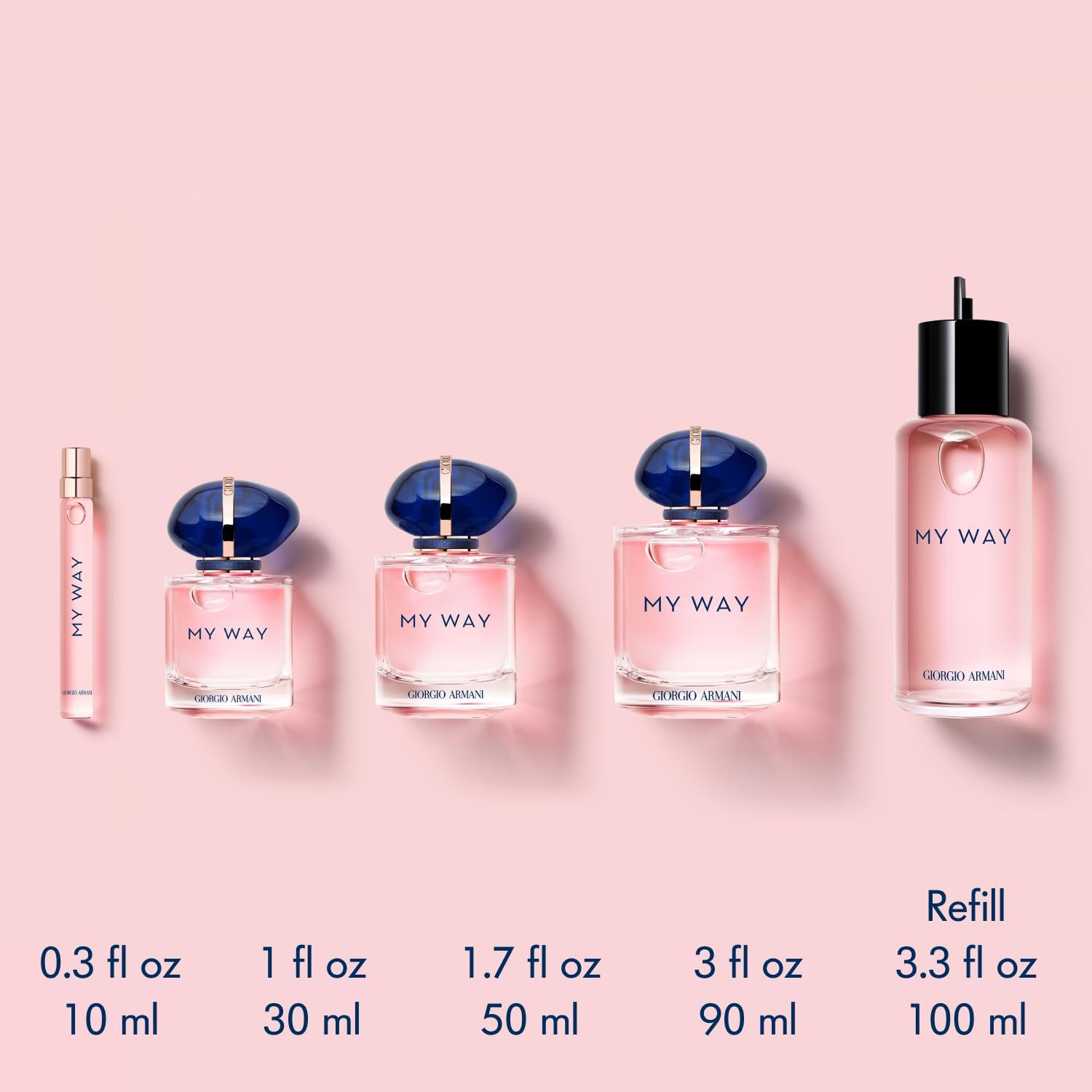 Verschiedene Flakongrößen und Nachfüllflasche. Schriftzug: MY WAY, Giorgio Armani. Größenangaben in ml und fl oz.