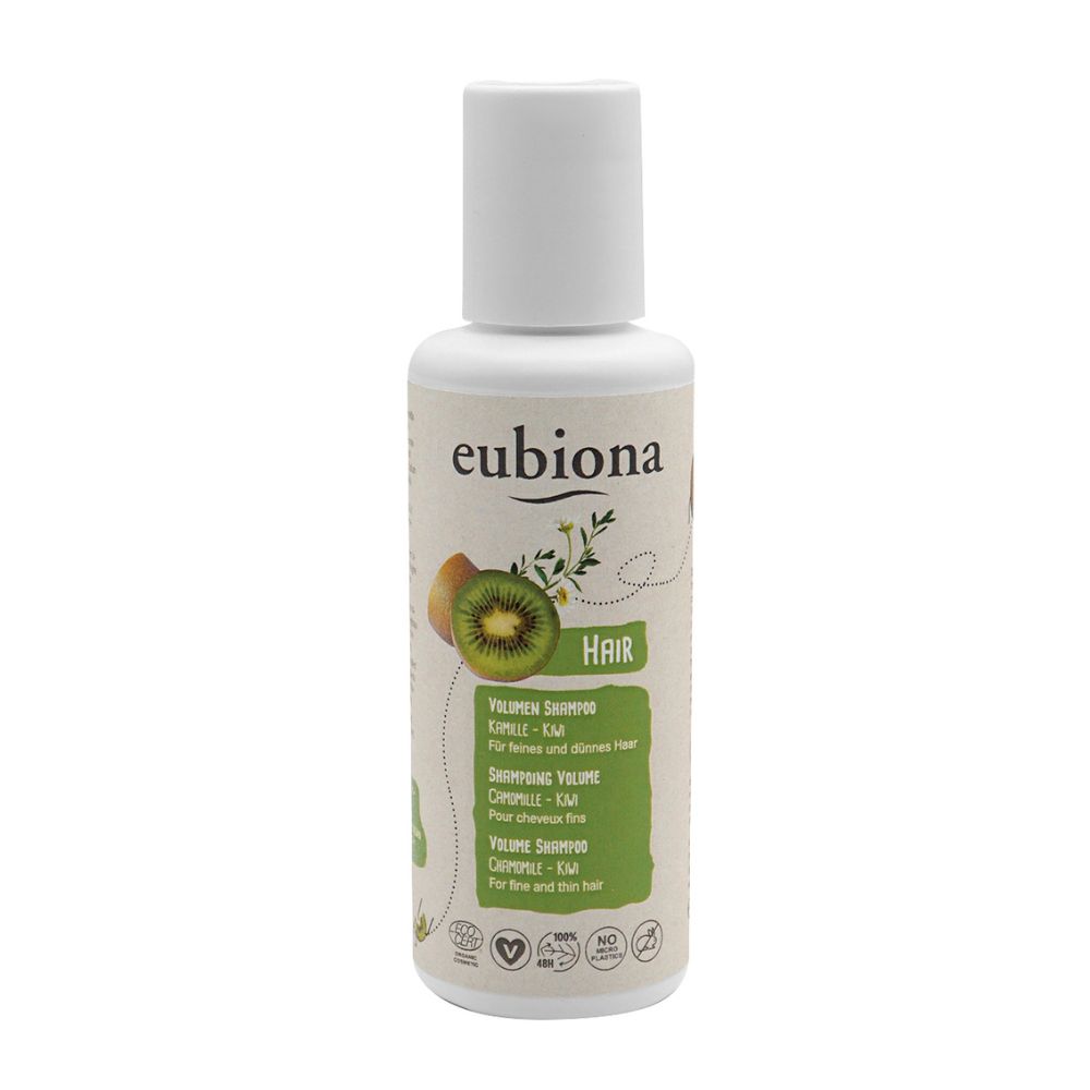 Weiße Flasche mit grünem Etikett. Aufschrift "eubiona" und "HAIR". Kiwi-Abbildung. Text: Volumen Shampoo Kamille & Kiwi.
