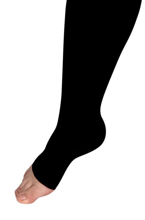 Nahaufnahme eines schwarzen LIPOELASTIC TBfLg Leggings LOW-Beins. Offene Zehen. Glatter Stoff. Auf hellem Hintergrund.