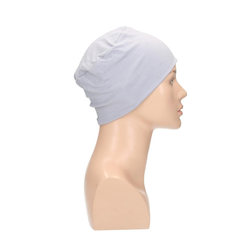 Hellgrauer Turban auf einer Büste. Seitenansicht. Glatter Stoff, ohne sichtbare Details.