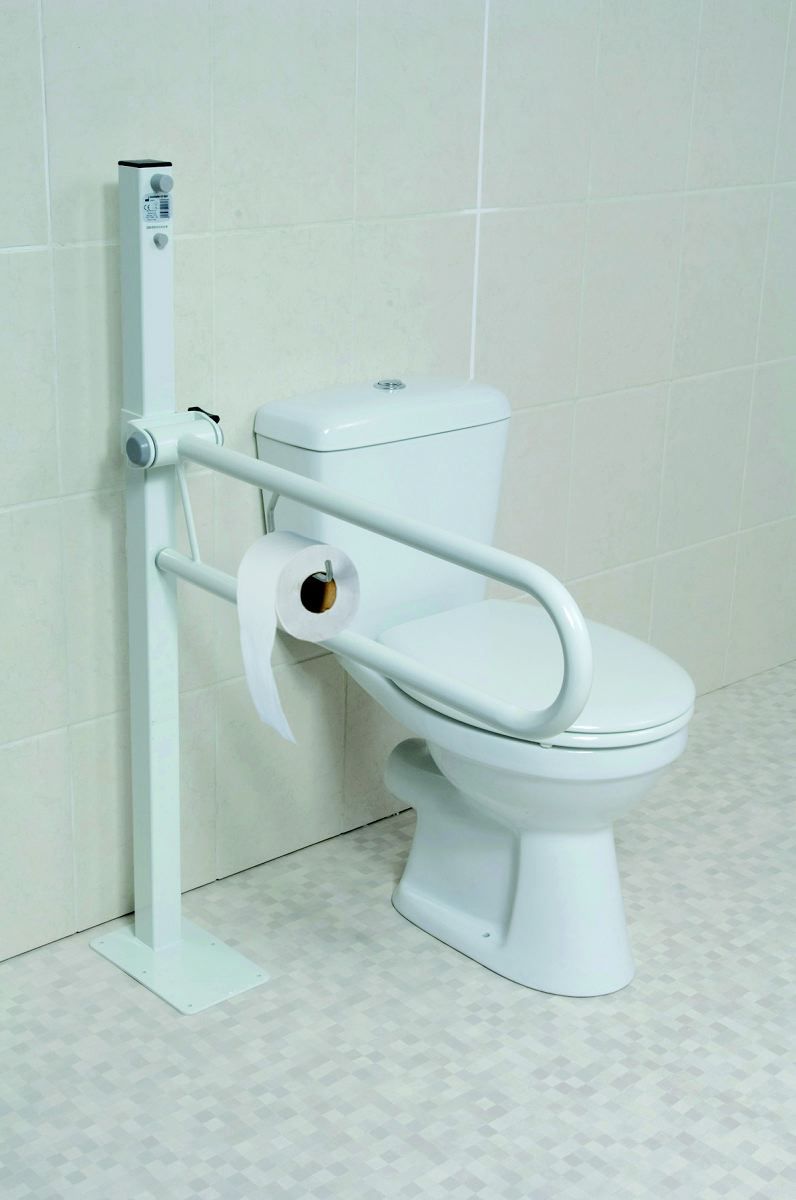 Klappbarer Haltegriff mit Toilettenpapierhalter an verstellbarer Säule. In Badezimmerumgebung, neben Toilette.