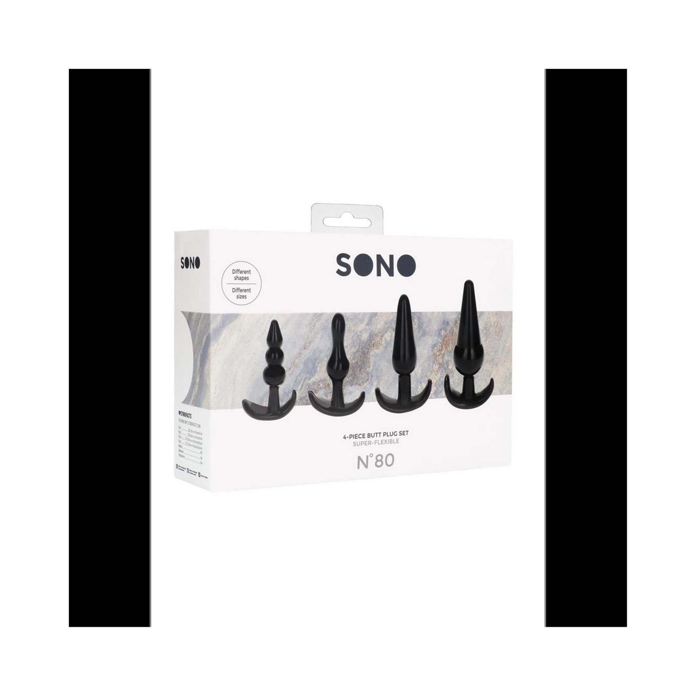 Verpackung mit vier schwarzen Anal-Plug-Modellen. Aufschrift: SONO, N° 80, 4-Piece Butt Plug Set.