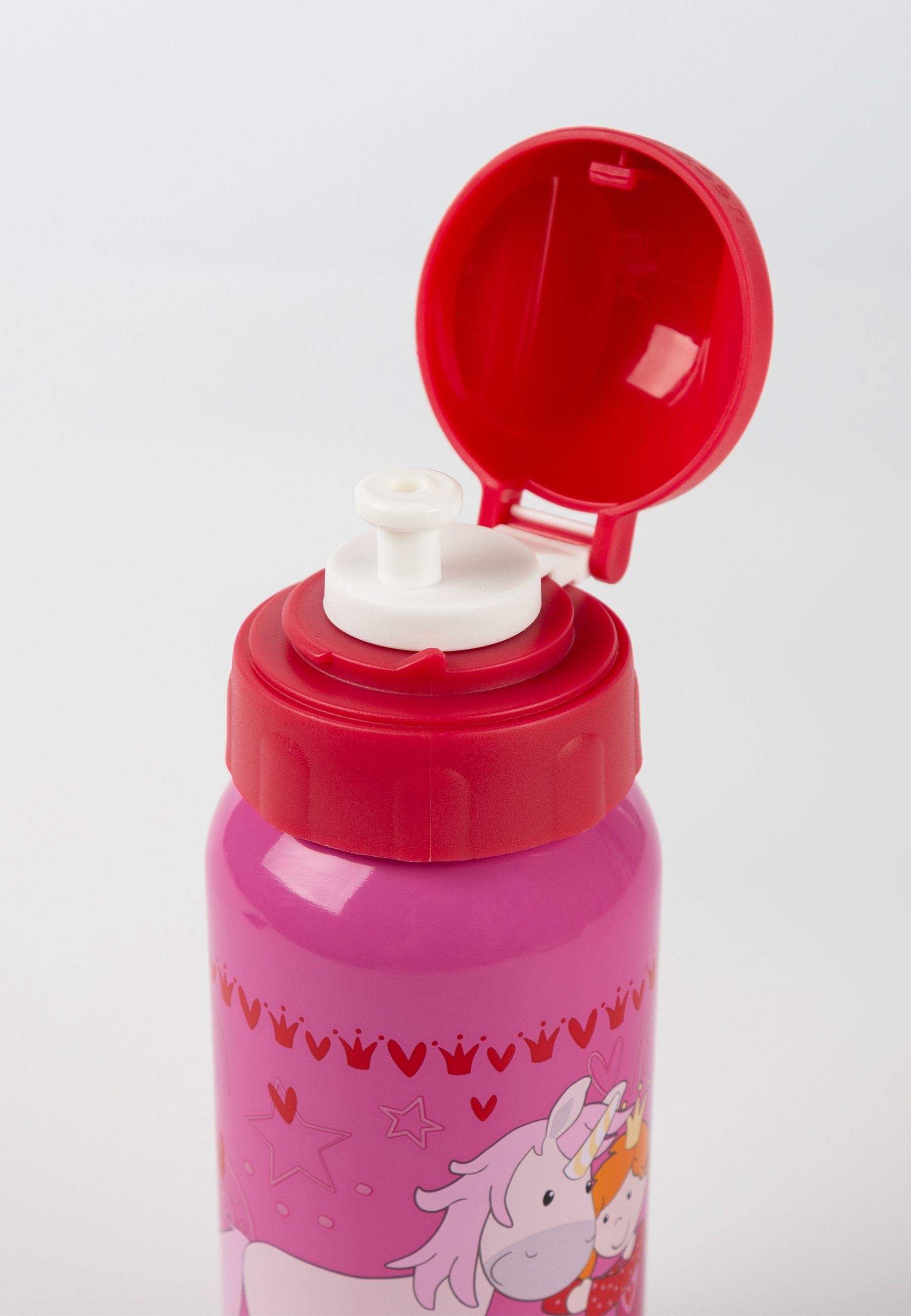 Rosa Trinkflasche mit rotem Deckel. Der Deckel ist geöffnet. Auf der Flasche sind Einhörner und Kronen abgebildet.