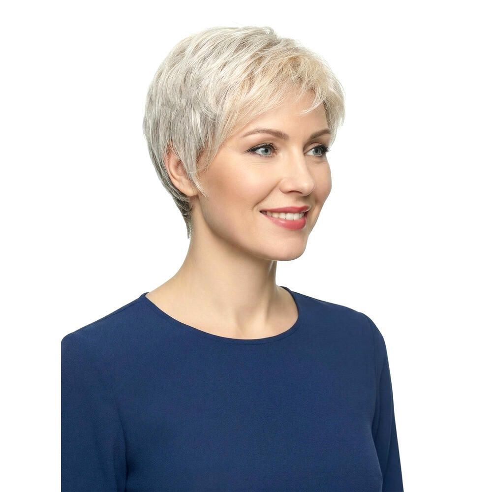 Kurzhaarperücke, graues Haar, Frontalansicht einer Frau mit blauem Oberteil. Haarschnitt mit Pony.