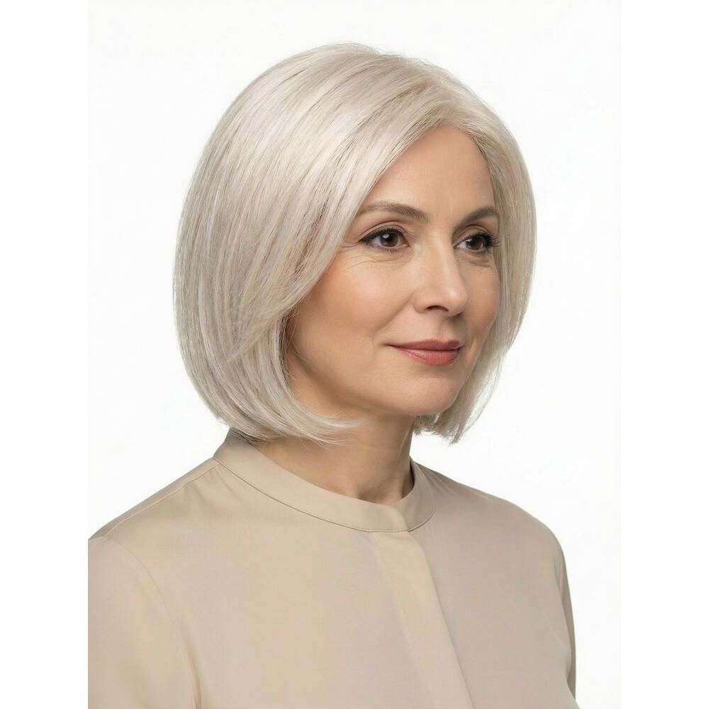 Perücke STOCKHOLM, hellblond, mit Seitenscheitel. Frau mit Perücke, helles Oberteil. Blick nach rechts.