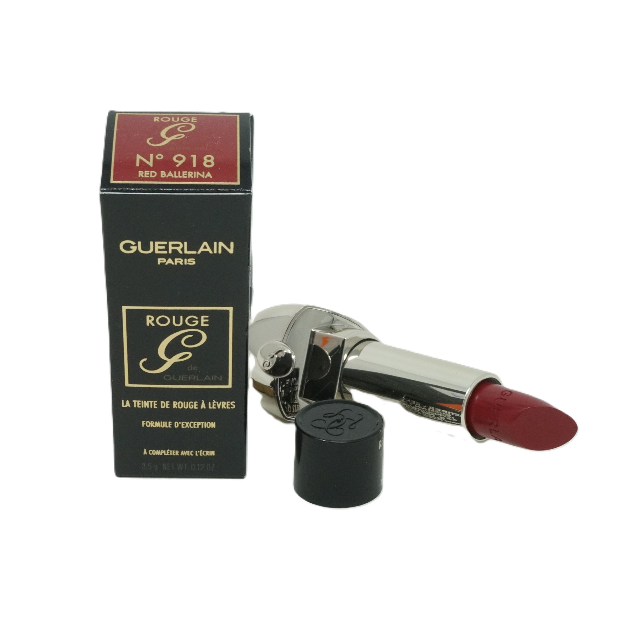Lippenstift und Verpackung. Schwarze Schachtel mit Goldaufdruck. Lippenstift mit silberfarbenem Gehäuse und roter Mine. Produktname und Farbnummer.