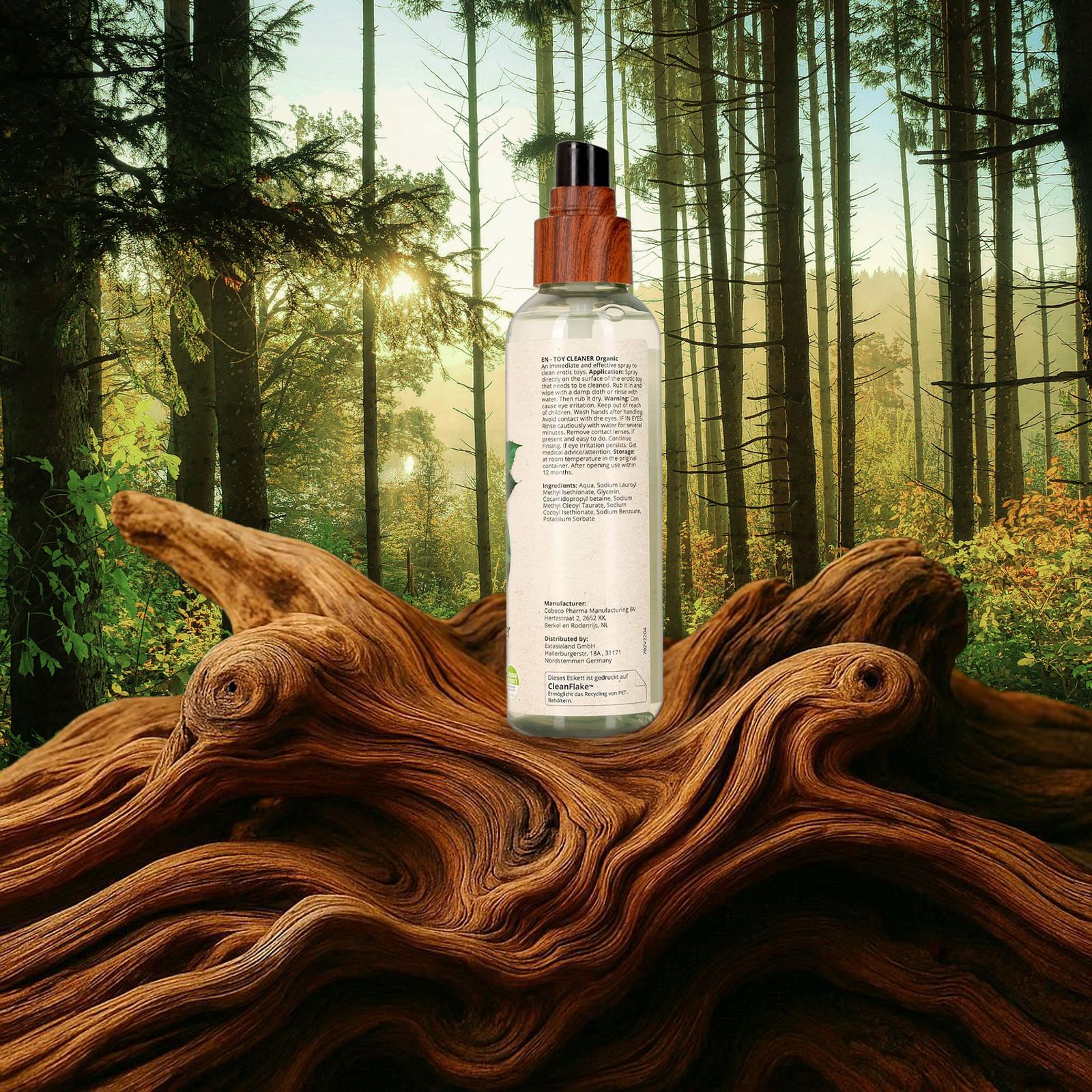 Rückseite der BIO BALANCE Toy Cleaner Flasche mit Produktinformationen auf Baumstamm im Wald.