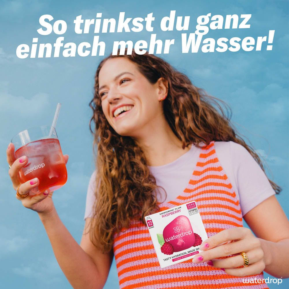 Frau lächelt, hält Glas mit rosa Flüssigkeit und Strohhalm. Daneben Karton waterdrop® Microdrink Himbeere. Text: So trinkst du ganz einfach mehr Wasser!