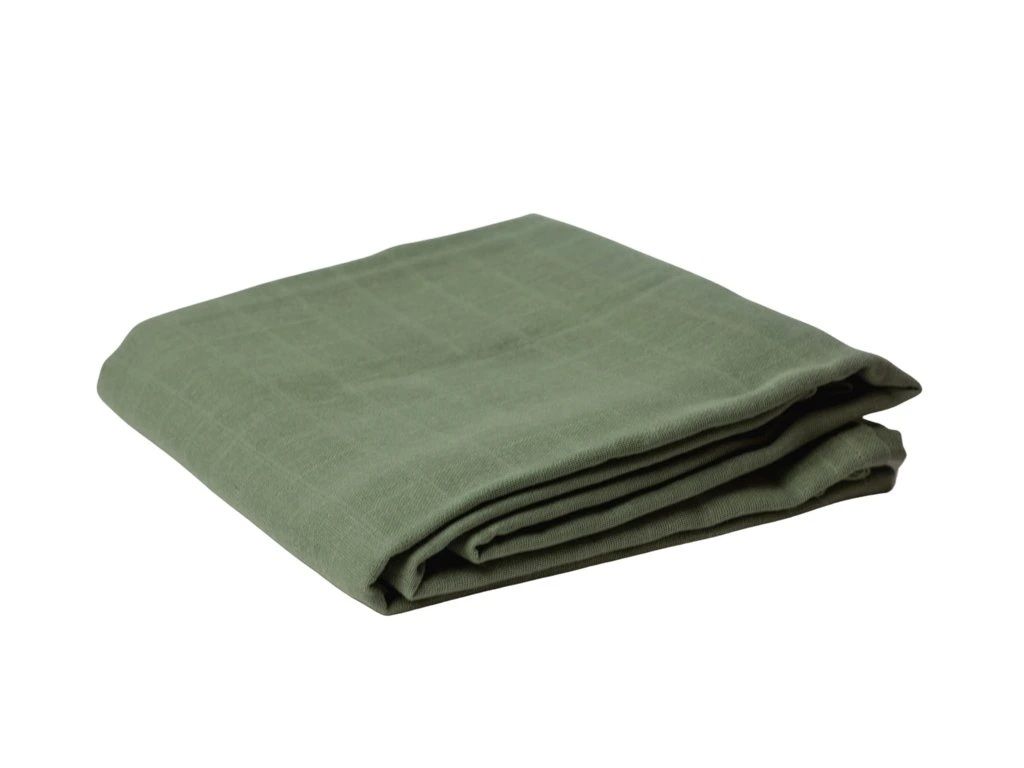 Quadratisches, gefaltetes, grünes Musselintuch. Stoff mit sichtbarer Struktur. Liegt auf weißem Hintergrund.