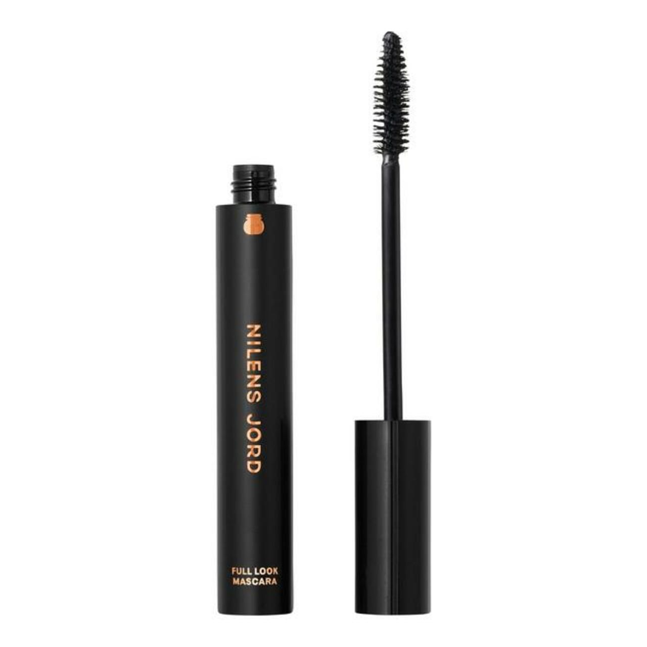 Schwarzer Mascara-Behälter mit aufgesetztem Bürstenapplikator. Goldene Schrift: NILENS JORD, FULL LOOK MASCARA.