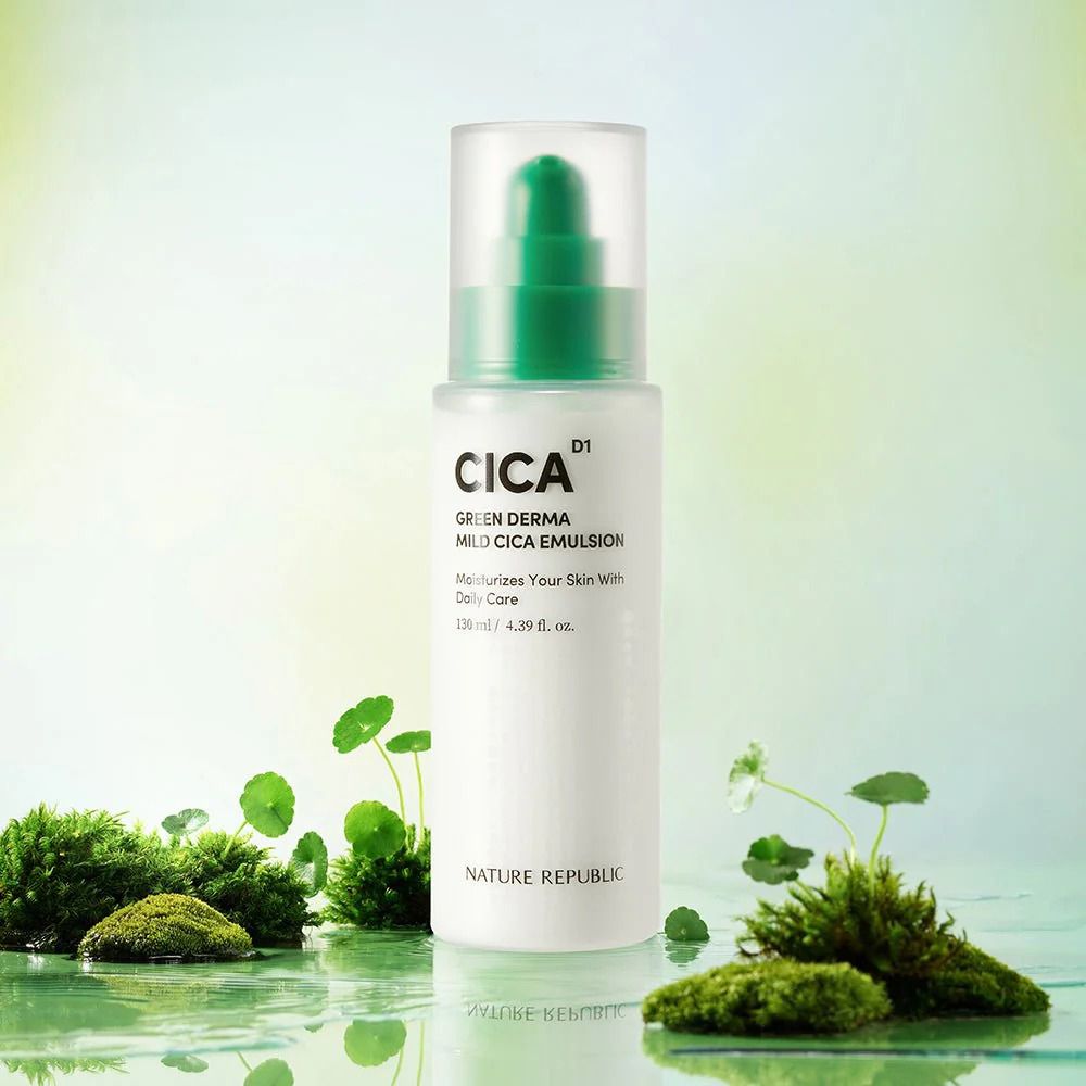 Weiße Flasche mit grünem Pumpkopf. Beschriftung: CICA, GREEN DERMA MILD CICA EMULSION, NATURE REPUBLIC. Produkt vor grünem Hintergrund mit Pflanzen.