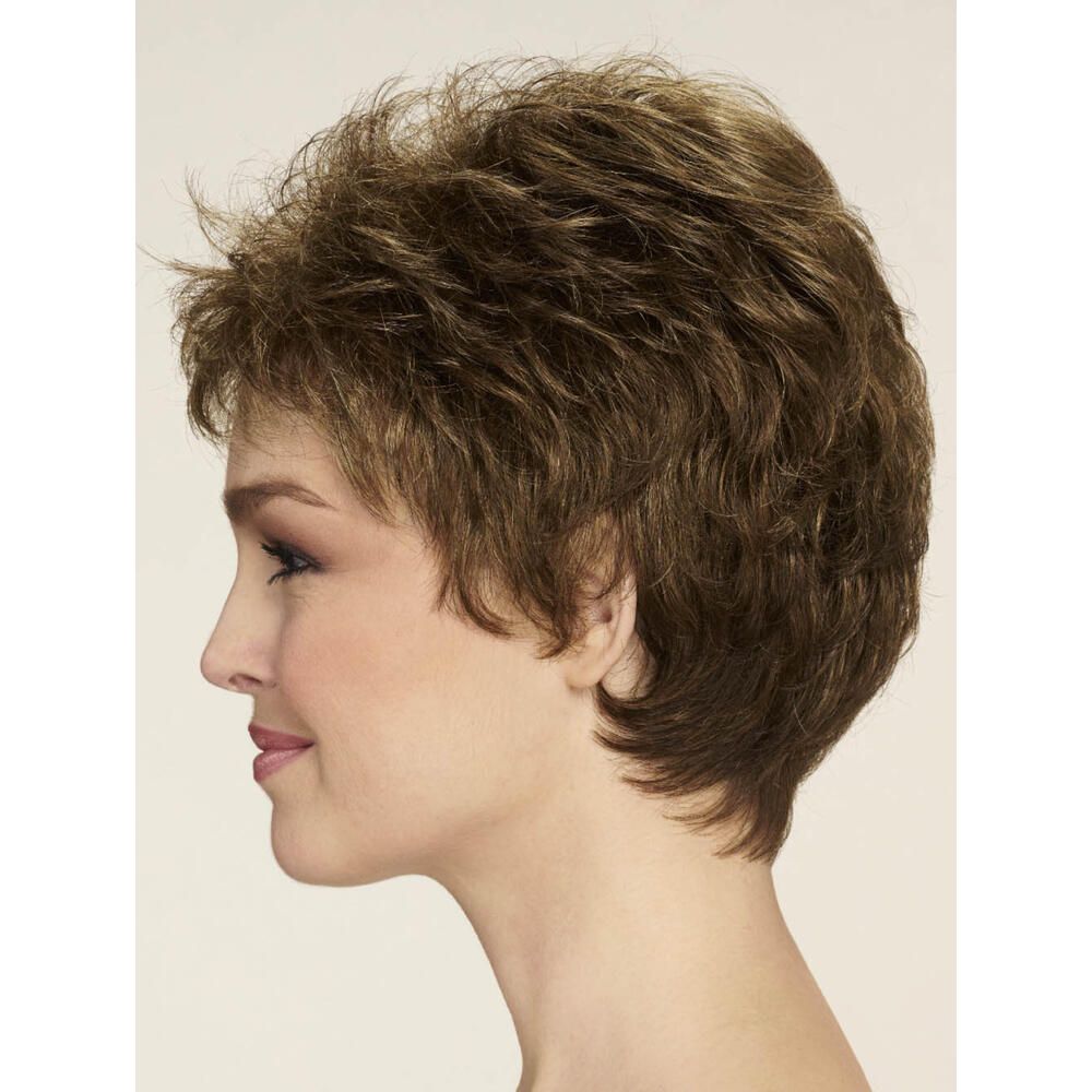 Kurzhaarperücke BREMEN von DELUXE. Braun-meliertes Haar, leicht gewellt. Seitenansicht einer Frau mit Perücke.