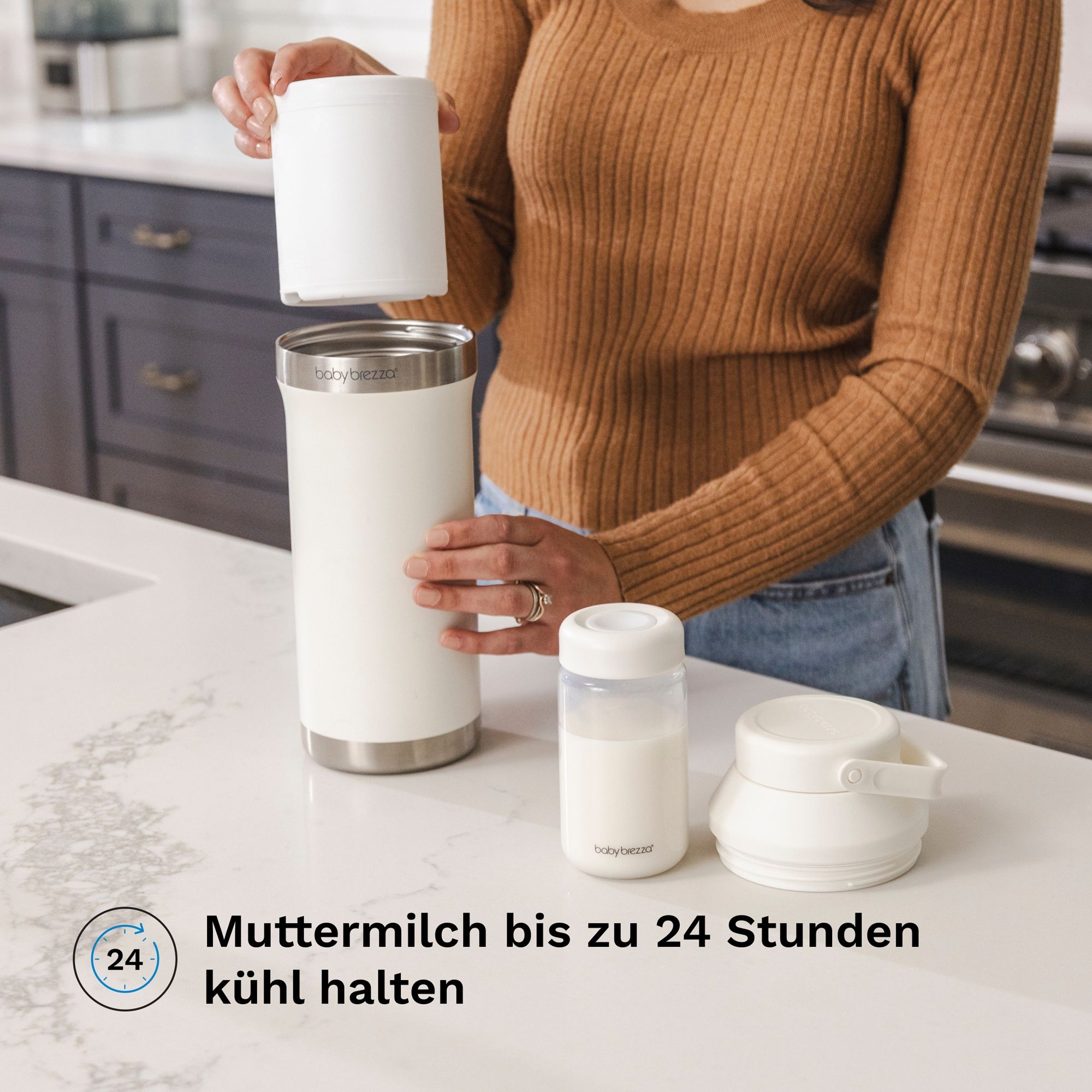 Eine Frau setzt eine Babyflasche in eine weiße Baby Brezza Thermosflasche ein. Daneben liegen eine separate Kappe und ein Deckel.