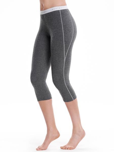 Graue 3/4-Leggings mit weißem Bund und weißen Nähten. Die Leggings bedecken die Oberschenkel und reichen bis unter die Knie.