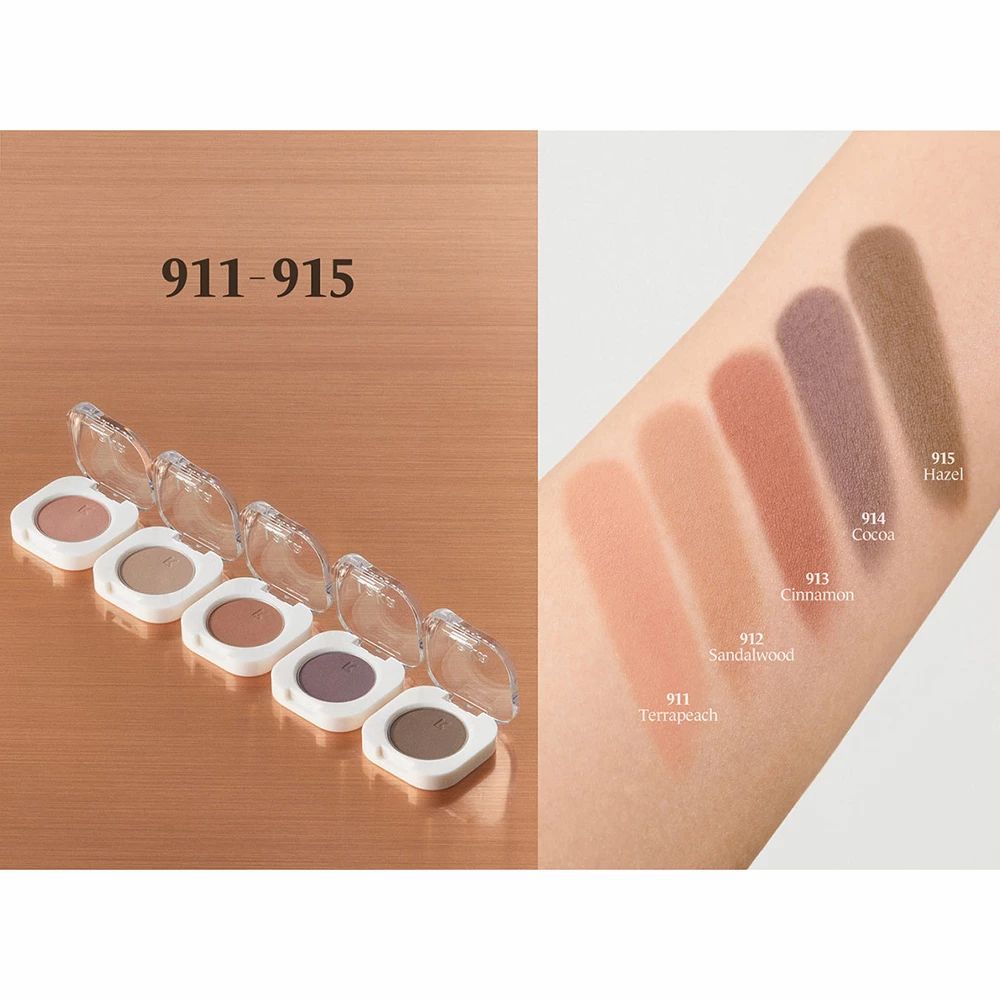 Fünf offene Lidschatten-Tiegel in Weiß mit transparenten Deckeln nebeneinander. Daneben sind Farbabstriche auf einem Arm mit den Bezeichnungen 911 Terrapeach, 912 Sandalwood, 913 Cinnamon, 914 Cocoa, 915 Hazel.