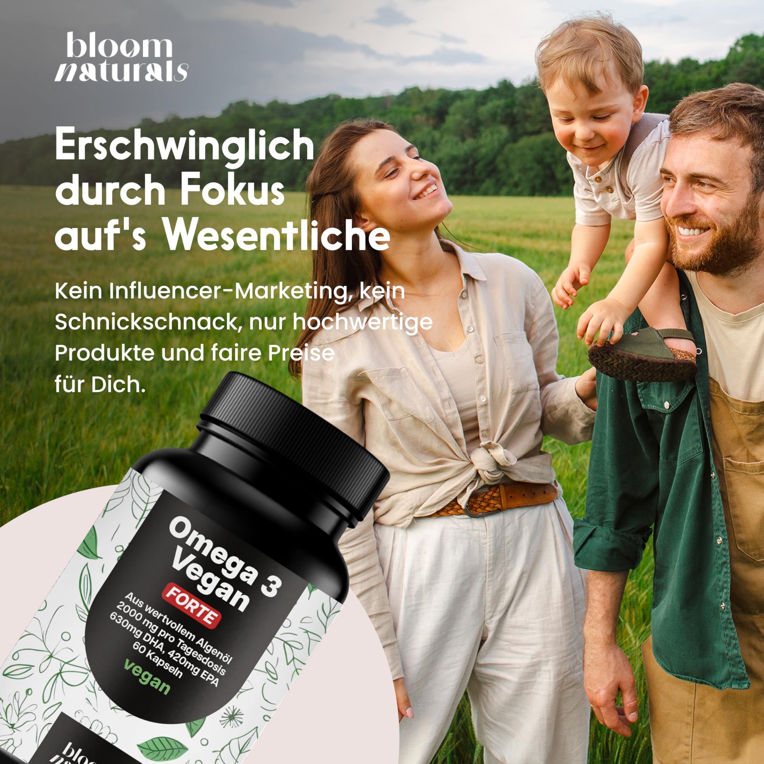 Produktflasche Omega 3 Vegan Forte. Familie im Hintergrund. Text: Erschwinglich durch Fokus auf's Wesentliche.
