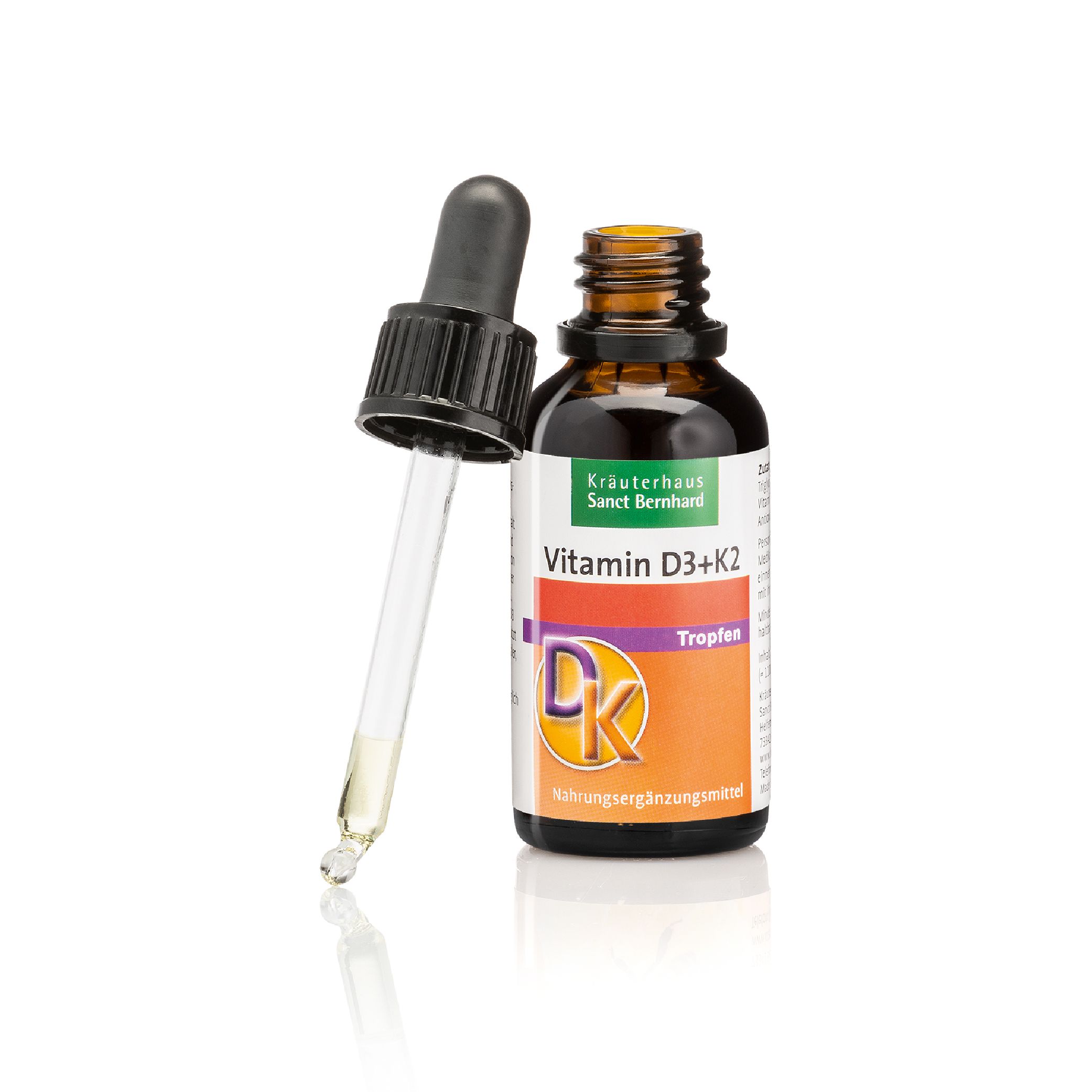 Braune Glasflasche mit Vitamin D3+K2-Tropfen und Pipette. Aufschrift: Kräuterhaus Sanct Bernhard. Tropfen sichtbar.
