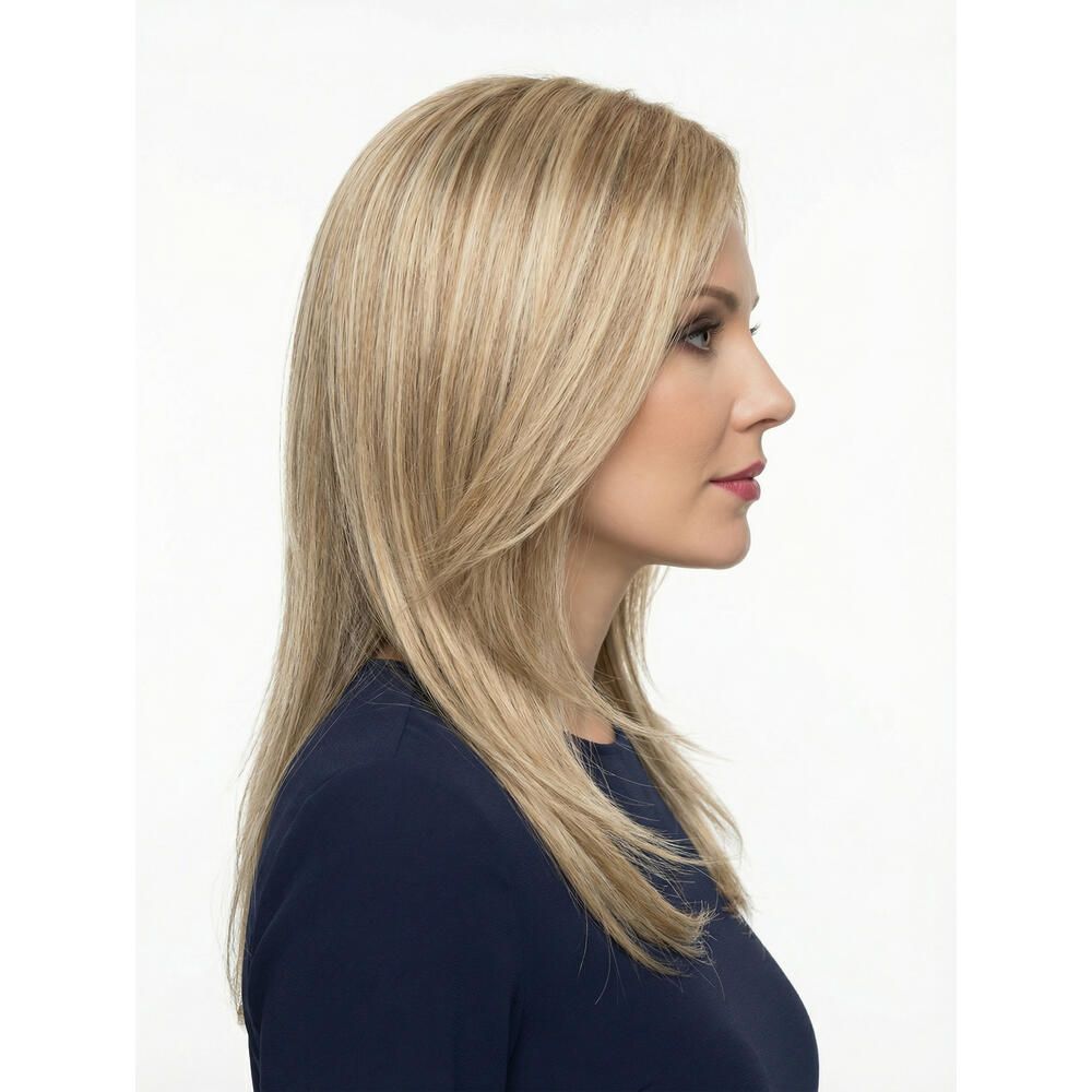 Perücke Anemone von Lofty. Blondes Haar, Seitenansicht. Die Frau trägt ein blaues Oberteil.