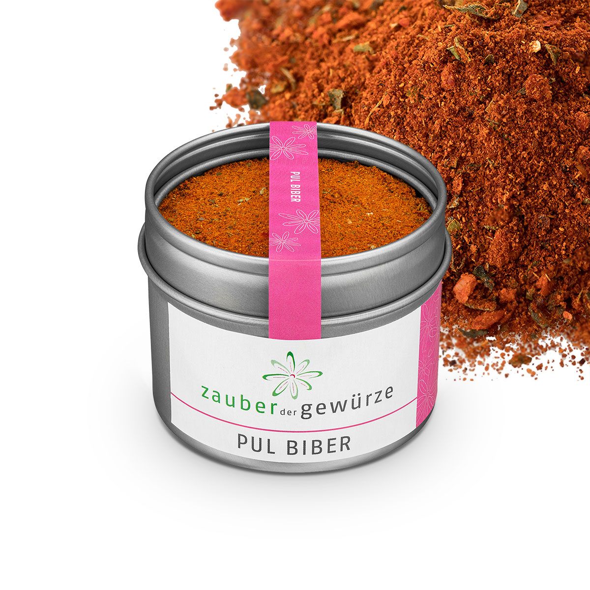 Metallbehälter mit Pul Biber Gewürz. Rosa Etikett mit Produktnamen. Gewürz daneben. Grün-weißes Logo.