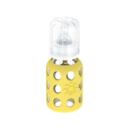 Baby-Glas-Trinkflasche mit gelbem Silikonschutz. Durchsichtiger Deckel und Sauger. Lochmuster und Logo.