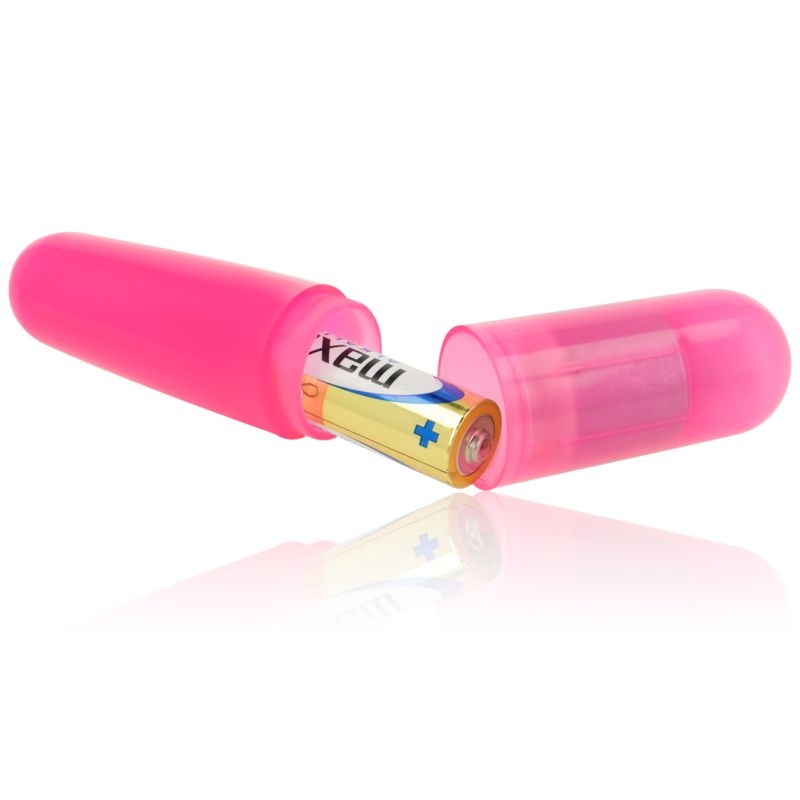 Pinkfarbenes, zylindrisches Produkt, geöffnet. Eine Batterie liegt im Inneren. Reflektierender Untergrund.