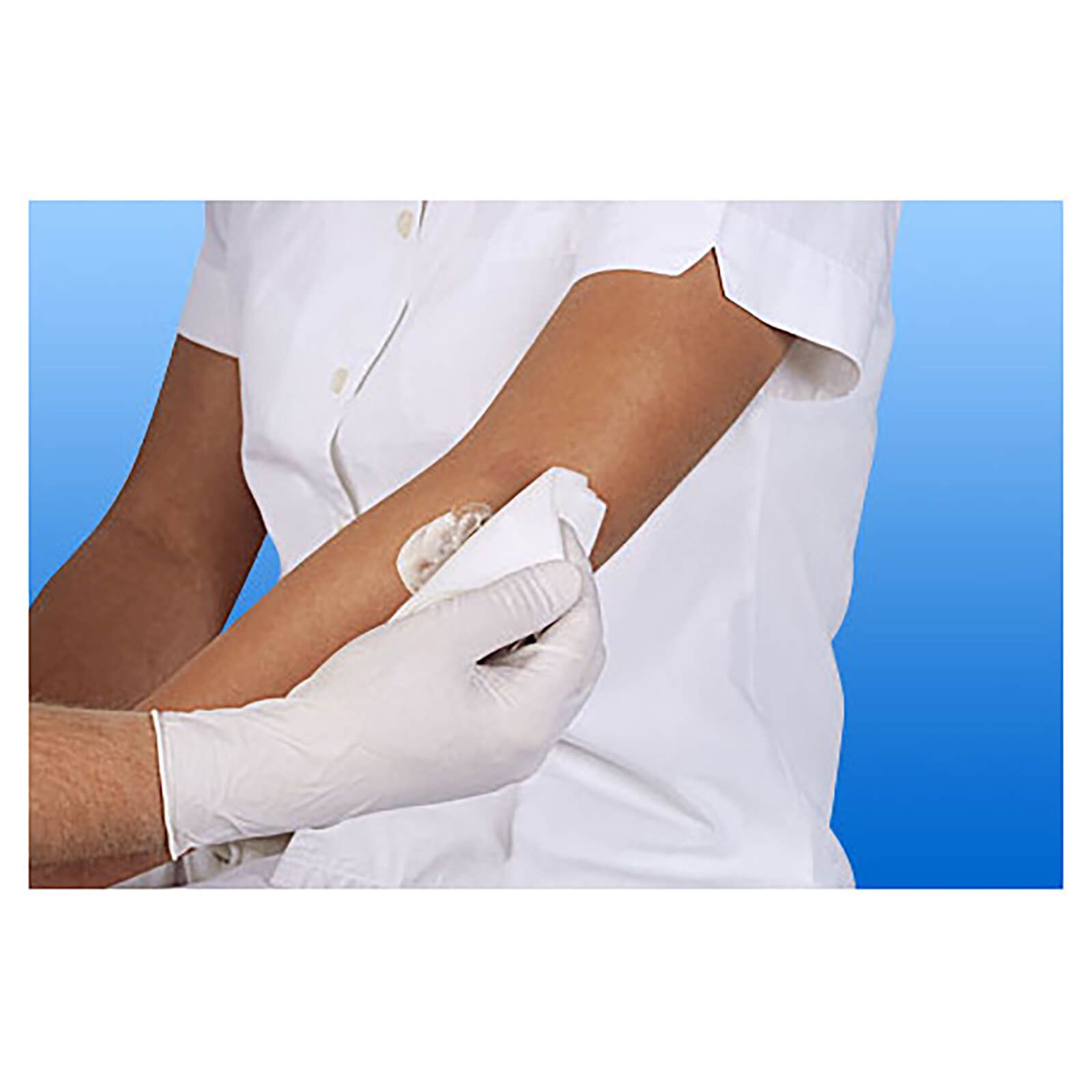 Person hält Vliesstoffkompresse an Arm. Person trägt weiße Kleidung und Handschuh. Hintergrund blau.