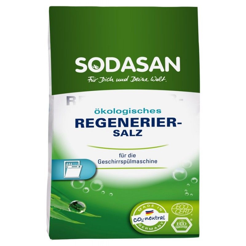 Verpackung mit SODASAN Regeneriersalz. Grün-weißes Design mit Produktbezeichnung und Logo. Ökologisches Produkt für Geschirrspülmaschinen.