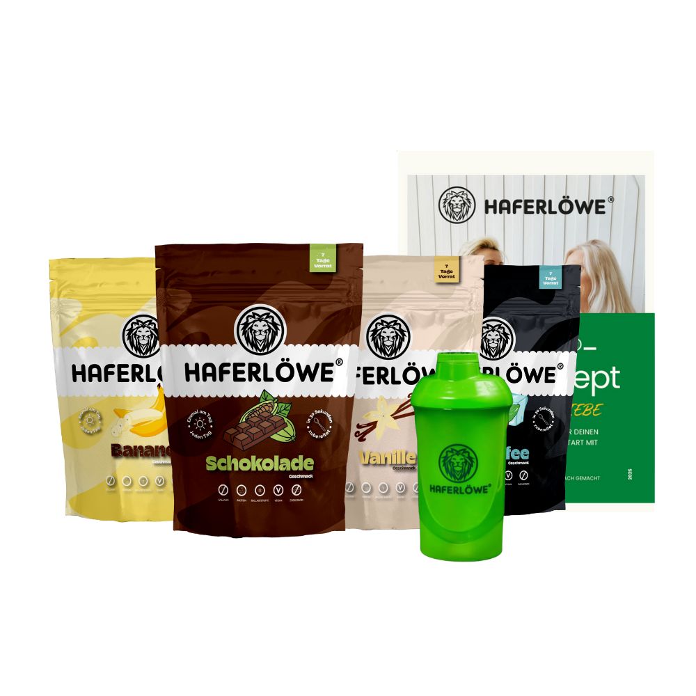 Mehrere Beutel und ein Shaker des Produkts HAFERLÖWE. Verschiedene Geschmacksrichtungen sind sichtbar. Ein grüner Shaker steht daneben.