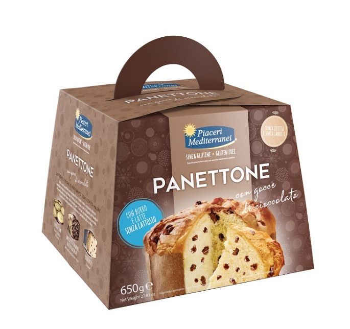 Verpackung von Piaceri Mediterranei Panettone mit Schokoladentropfen. Braune Schachtel mit Tragegriff. Aufschrift: Panettone, glutenfrei, mit Schokostückchen.