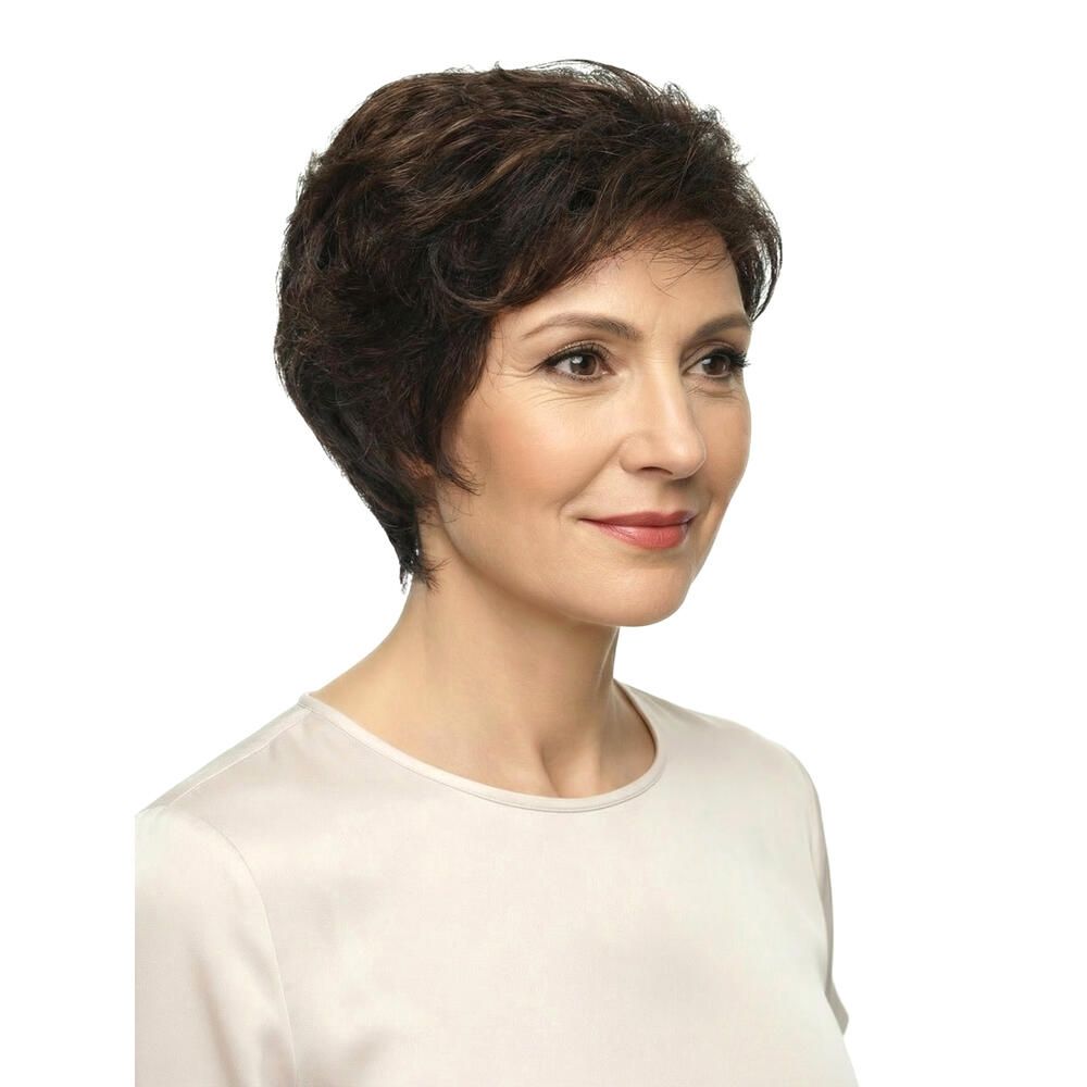 Kurzhaarperücke in Braun, seitliche Ansicht einer Frau. Wellige Haarstruktur.