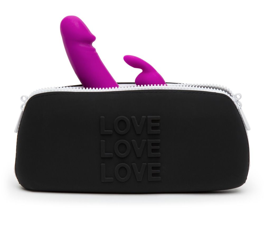Lila Vibrator mit zwei Spitzen in einer schwarzen Tasche mit der Aufschrift "LOVE LOVE LOVE".