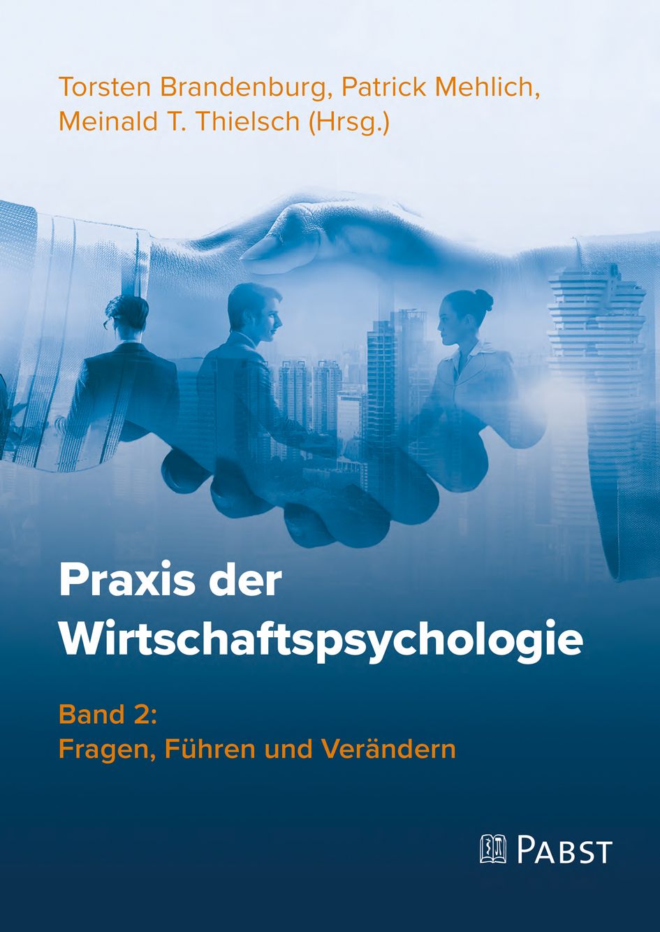 Buchcover: Praxis der Wirtschaftspsychologie, Band 2. Autoren: Brandenburg, Mehlich, Thielsch. Blauer Hintergrund mit Personen und Stadt.