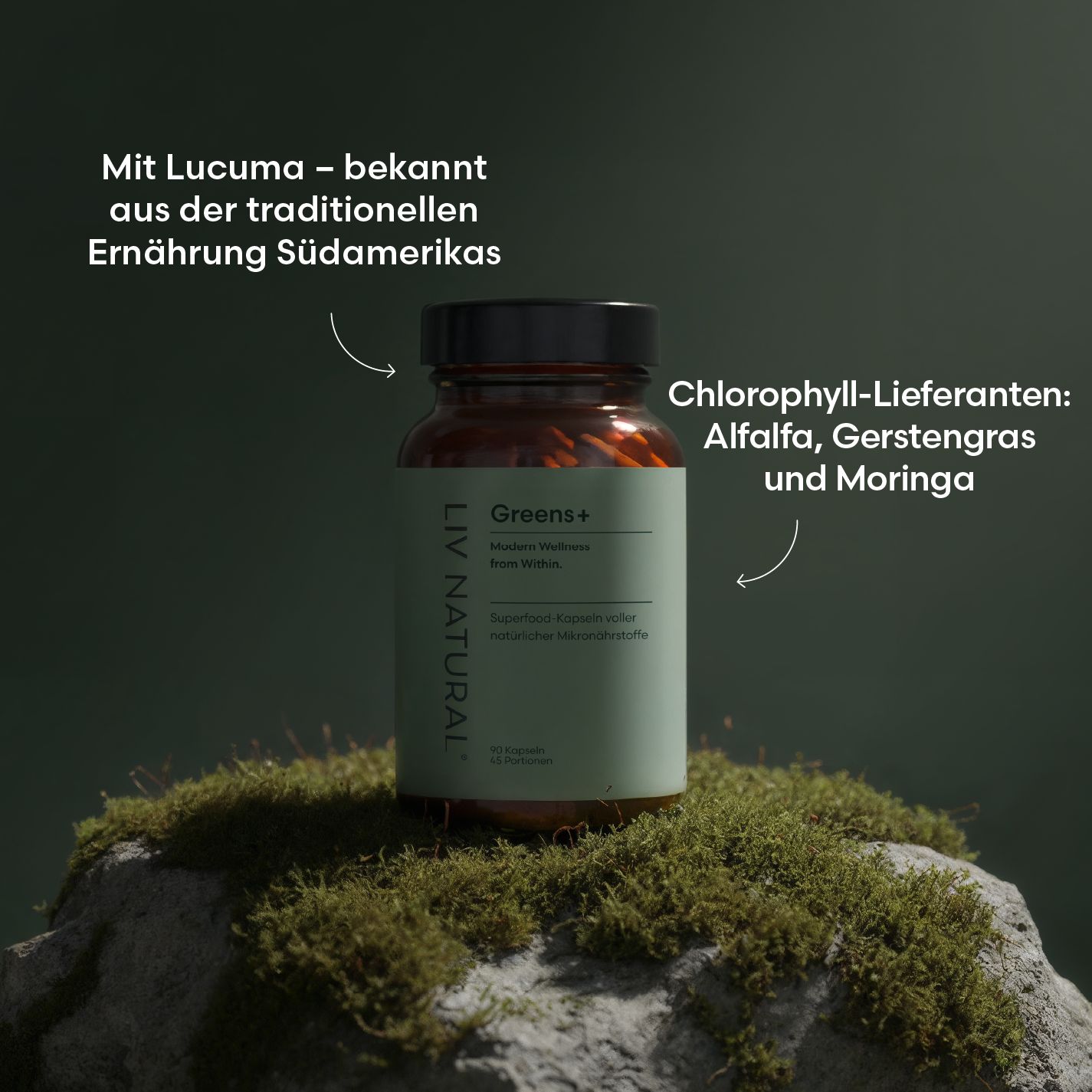 Braune Glasflasche mit grünen Kapseln. Aufschrift: LIV NATURAL Greens+. Auf Moos platziert. Pfeile zeigen auf Inhaltsstoffe.