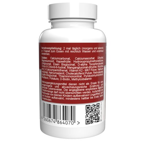 Rückseite einer weißen Flasche. Rotes Etikett mit Text. Barcode und QR-Code unten. Enthält Inhaltsstoffe und Verzehrempfehlung.