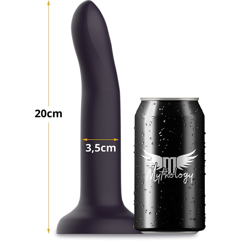 Schwarzer Dildo neben einer Dose. Maße: 20cm Länge, 3,5cm Durchmesser. Marke: Mythology.