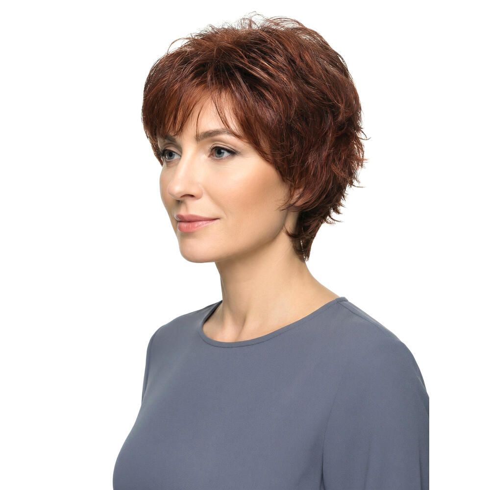 Kurzhaarperücke in Rotbraun, seitliche Ansicht einer Frau. Das Haar ist gestuft und voluminös.
