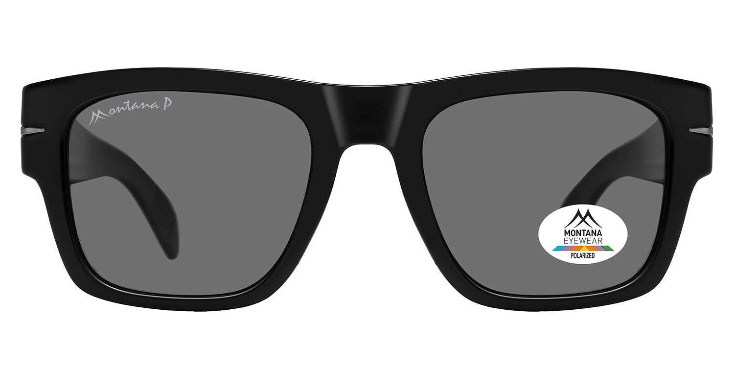 Schwarze Sonnenbrille mit rechteckigen Gläsern. Logo und Polarisationsaufkleber auf dem Glas. Bügel mit Logo.