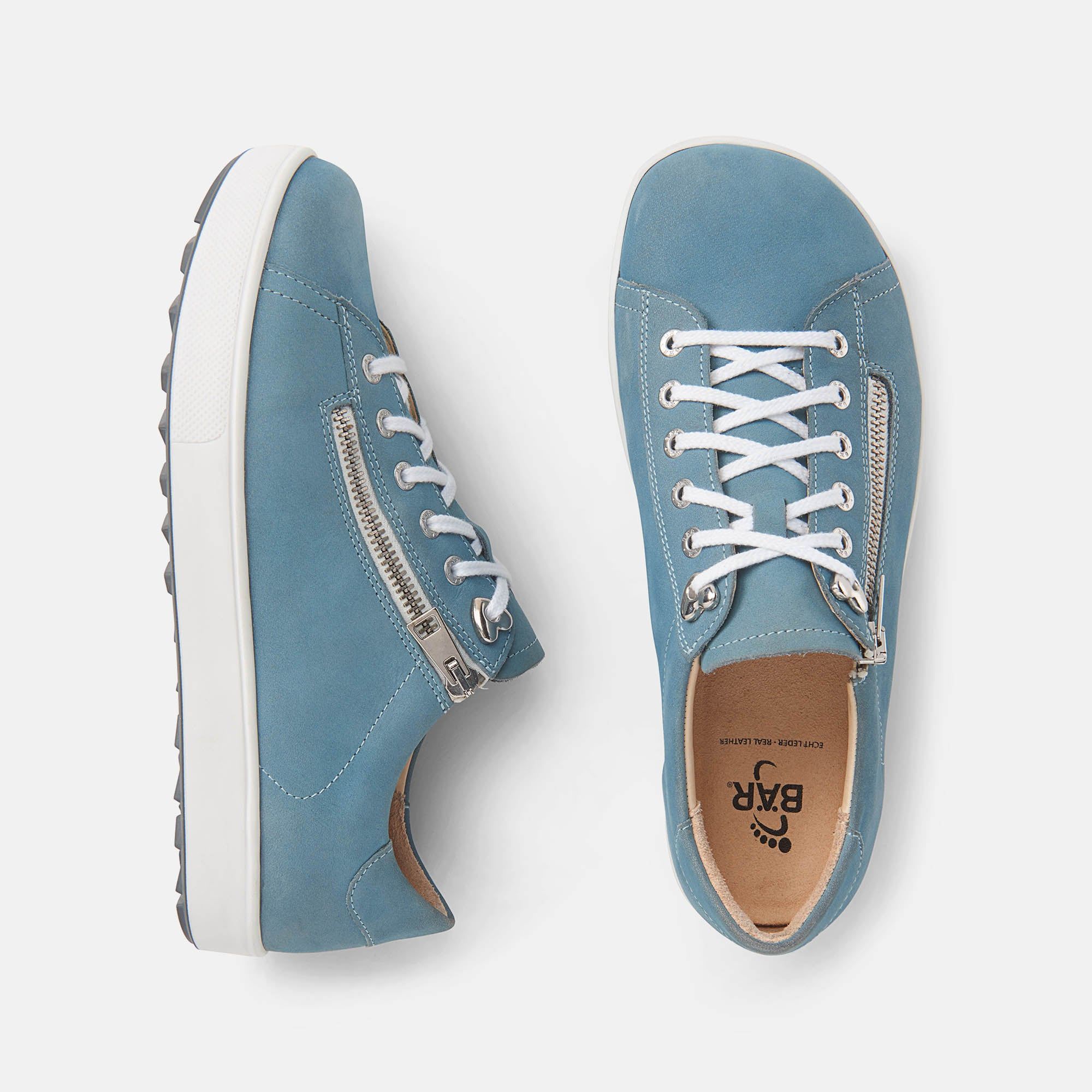Hellblaue Schnürschuhe mit Reißverschluss. Weiße Schnürsenkel und Sohle. Seitlicher Reißverschluss. Blick von oben.
