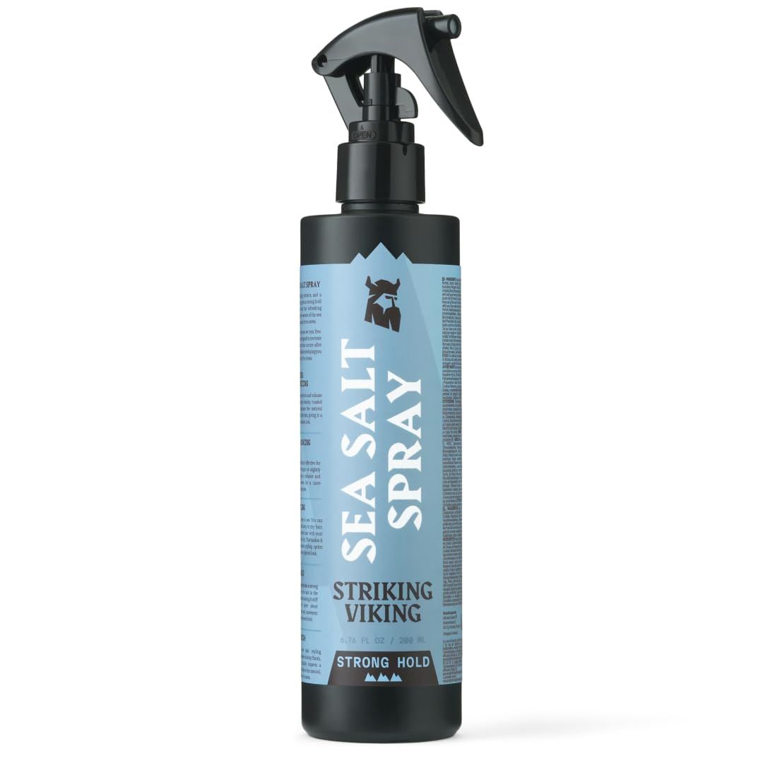 Schwarze Sprühflasche mit blauem Etikett. Aufschrift: SEA SALT SPRAY, STRIKING VIKING, STRONG HOLD. Schwarzer Sprühkopf.