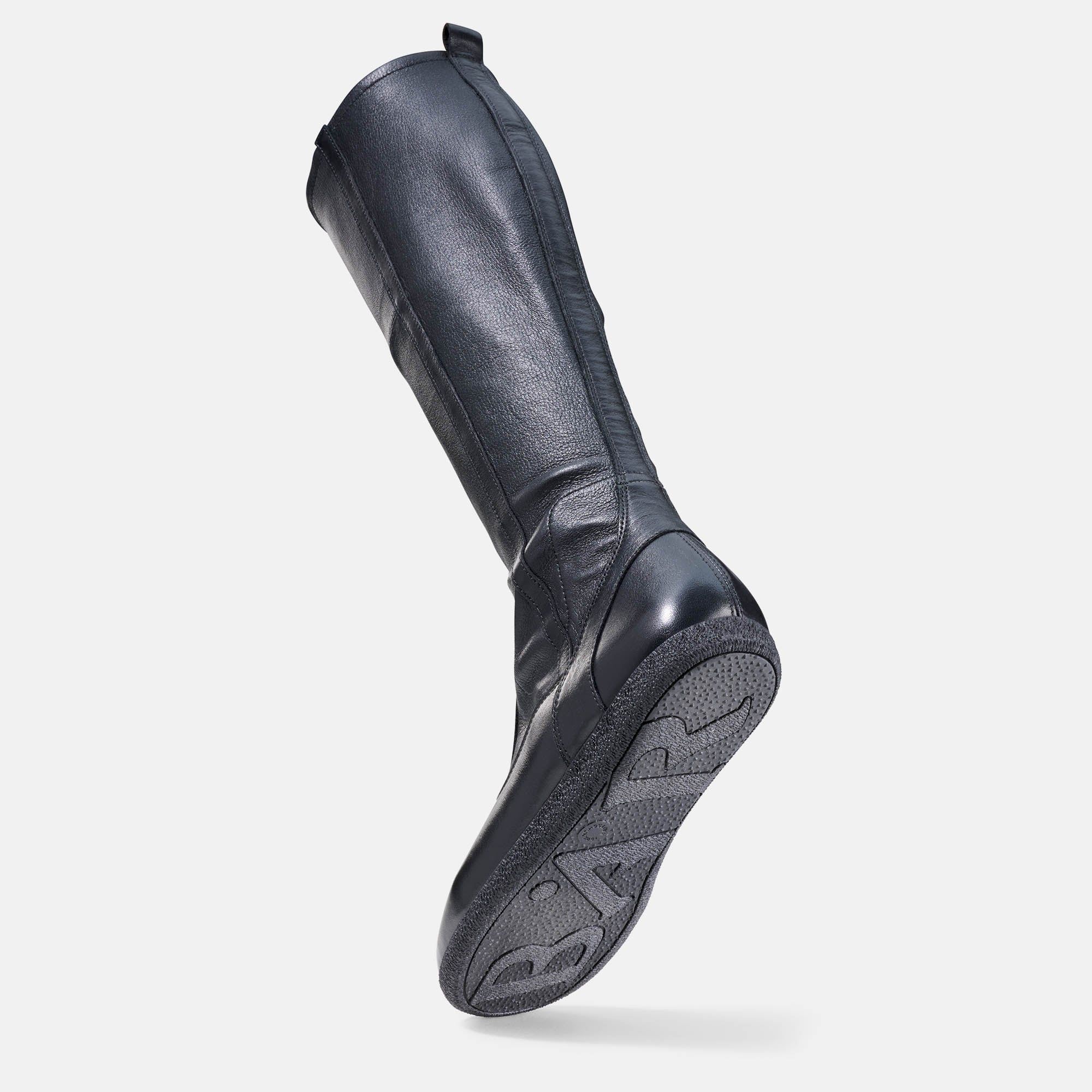 Schwarzer Damen-Stiefel, kniehoch, aus Leder. Flache Sohle. Breite Passform. Sohlenmuster.