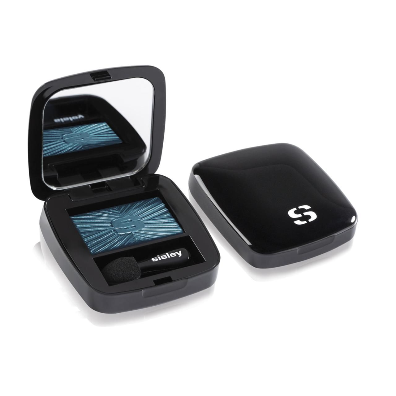 Schwarzer Sisley Lidschatten-Kompaktpuder mit Spiegel und Applikator. Offen, mit blauem Lidschatten. Deckel daneben.