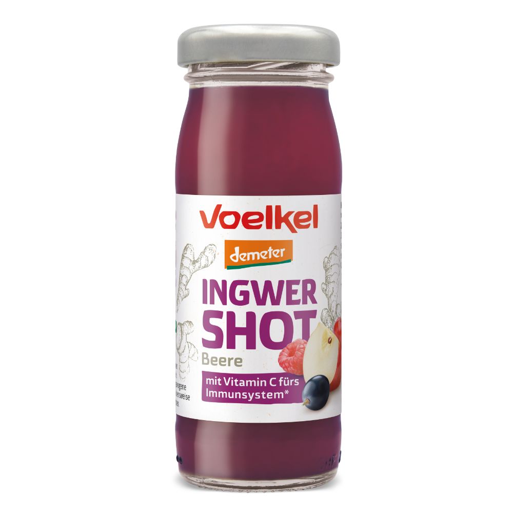 Glasflasche mit rotem Inhalt. Etikett mit "Voelkel Ingwer Shot Beere", Illustrationen von Früchten und demeter-Siegel.