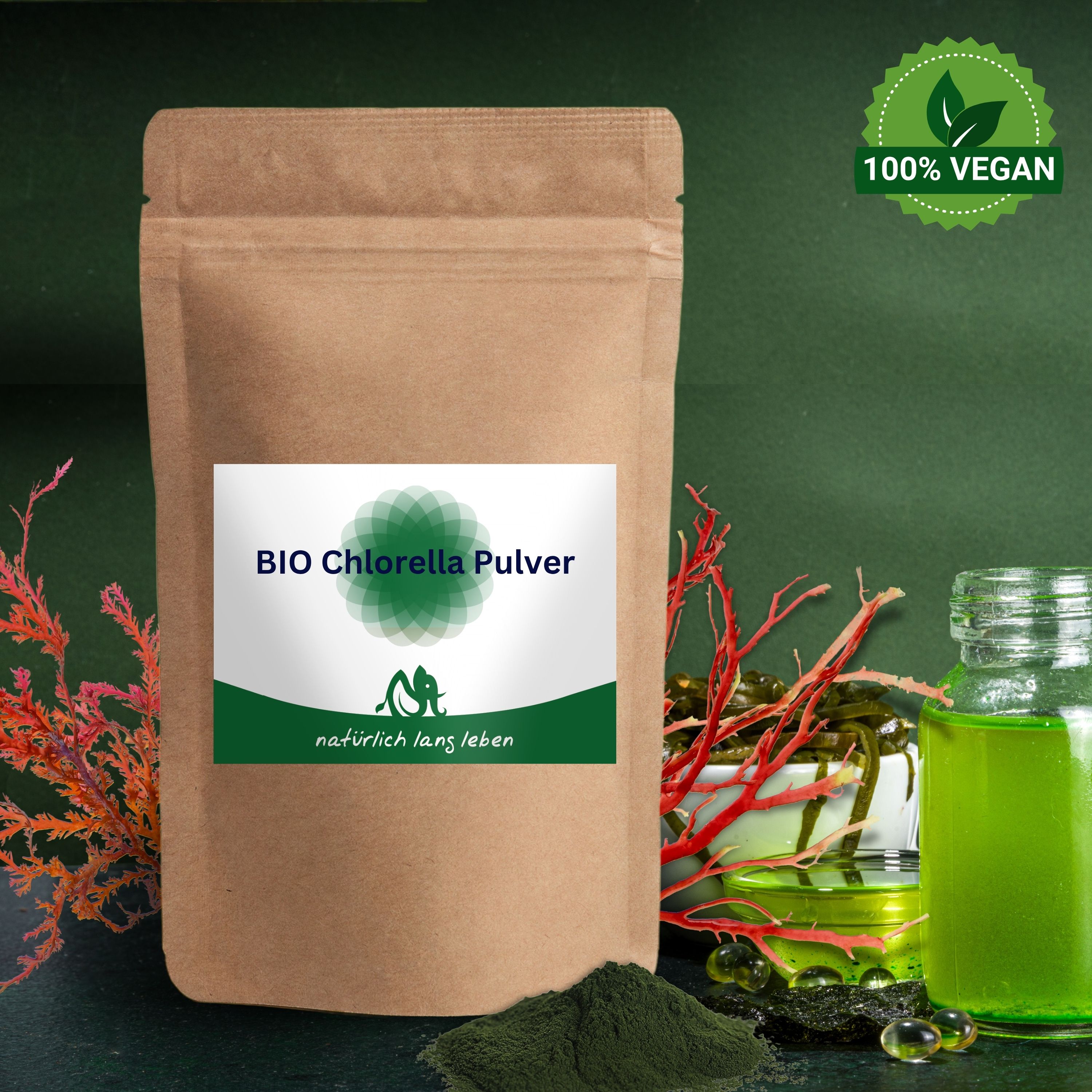 Braune Tüte mit Etikett, BIO Chlorella Pulver. Grünliches Pulver daneben. 100% Vegan-Siegel.