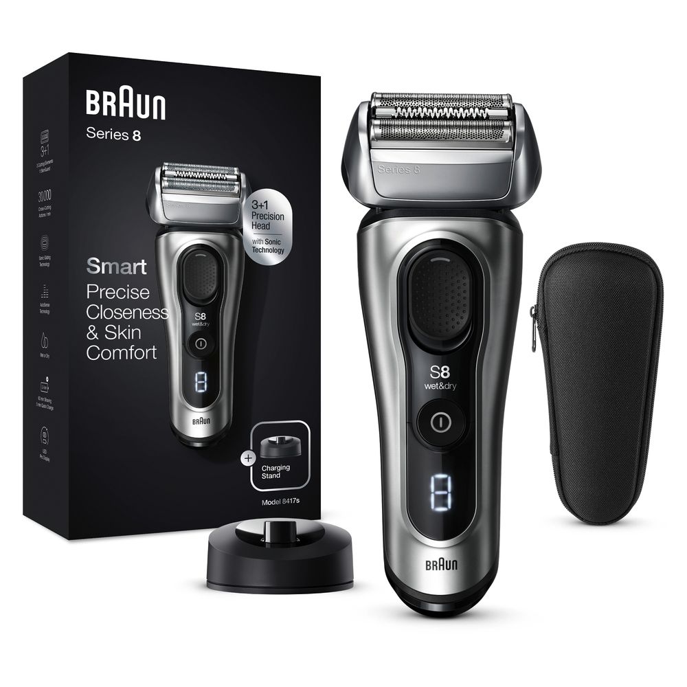 Elektrorasierer Braun Series 8, silberfarben, mit Ladestation, Etui und Verpackung. Aufdrucke: Series 8, Smart, Präzision, Skin Comfort.