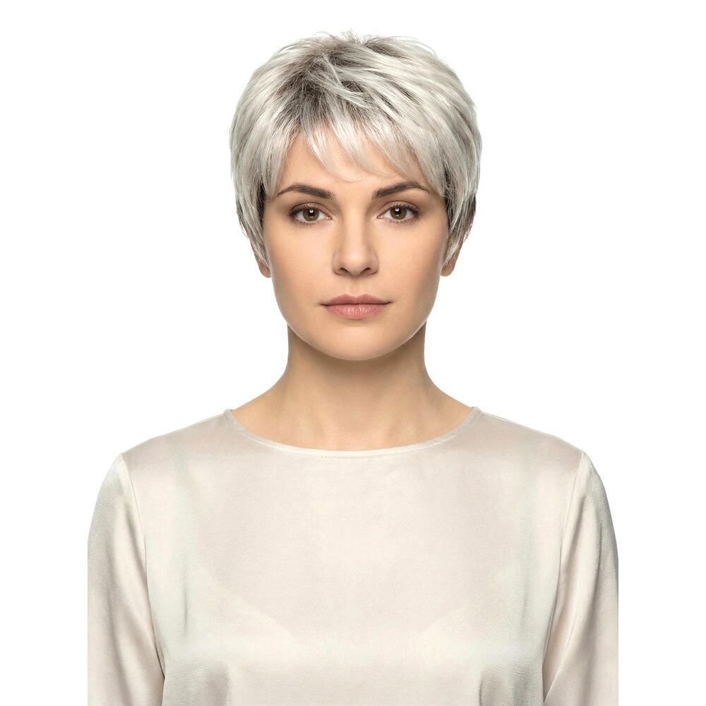 Kurzhaarperücke in Grau. Frontale Ansicht einer Frau mit der Perücke. Helles Oberteil, weißer Hintergrund.