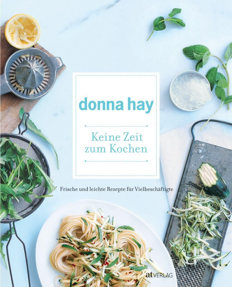 Kochbuch "Keine Zeit zum Kochen" von donna hay. Auf weißem Teller Pasta mit Gemüse. Zitrone, Kräuter und Reibeisen.