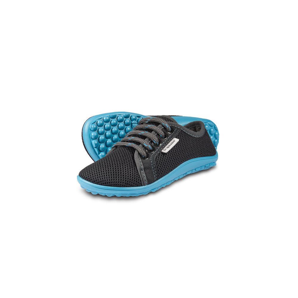 Schwarzer Barfußschuh mit blauer Sohle und Schnürsenkeln. Mesh-Obermaterial. Marke Leguano.