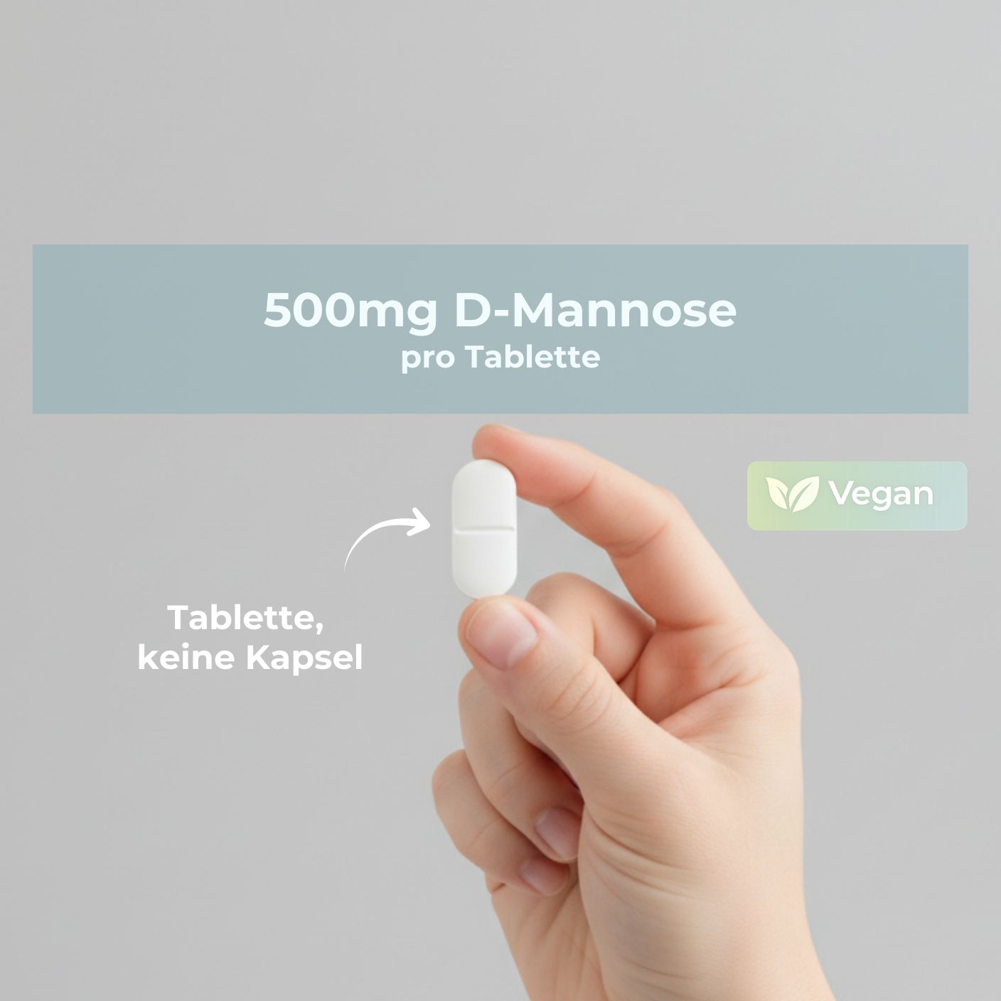 Hand hält Tablette. Text: 500mg D-Mannose pro Tablette. Vegan-Siegel. Tablette, keine Kapsel.