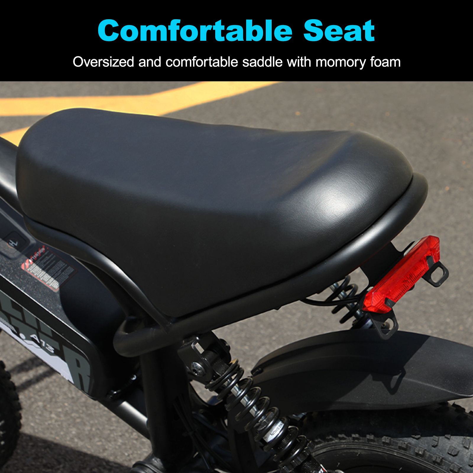 Schwarzer, komfortabler Sattel mit rotem Rücklicht. Text: Comfortable Seat. Oversized und komfortabler Sattel mit Memory-Schaum.
